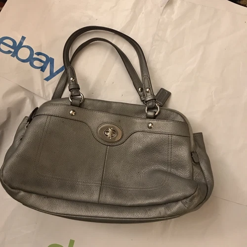 Borsa a tracolla Coach Penelope in pelle nera con accento cromato F16529