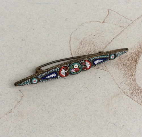 ANCIENNE BROCHE décor de FLEURS STYLISÉES en MICRO MOSAÏQUE