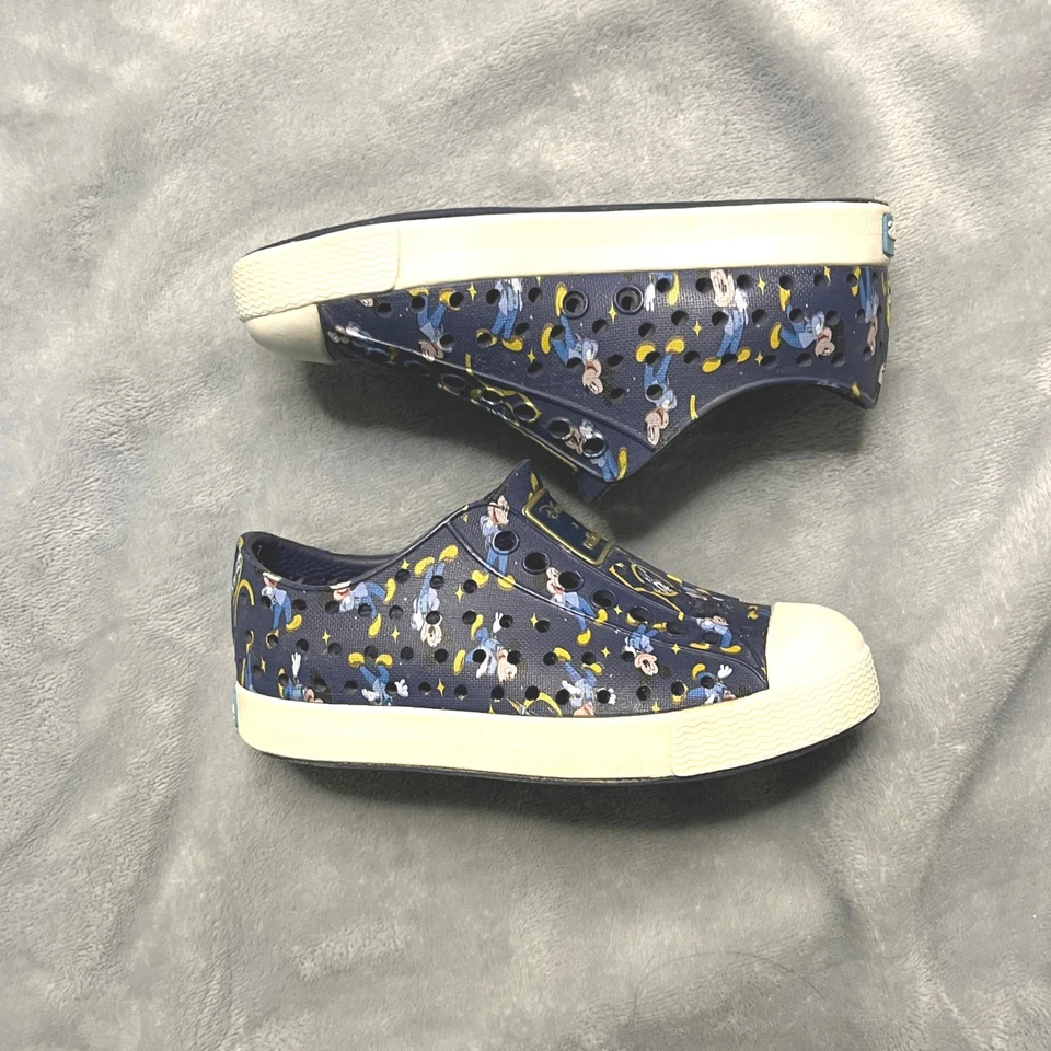 Sapatos aquáticos com estampa de Mickey Mouse infantil Native X Disney tamanho C8 (2-3 anos) - Imagem 2 de 4