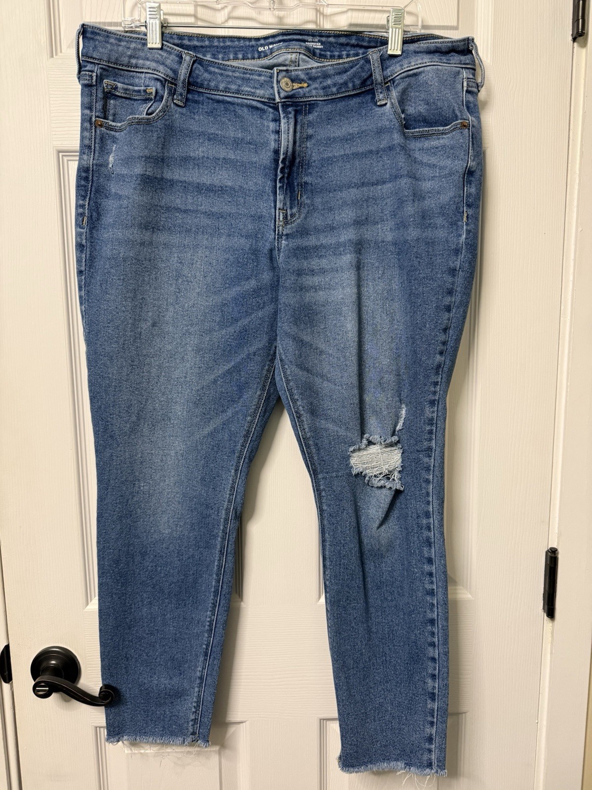 Old Navy Women’s Size 18 Mid Rise Skinny Jeans Medium Wash Distressed 5-Pocket