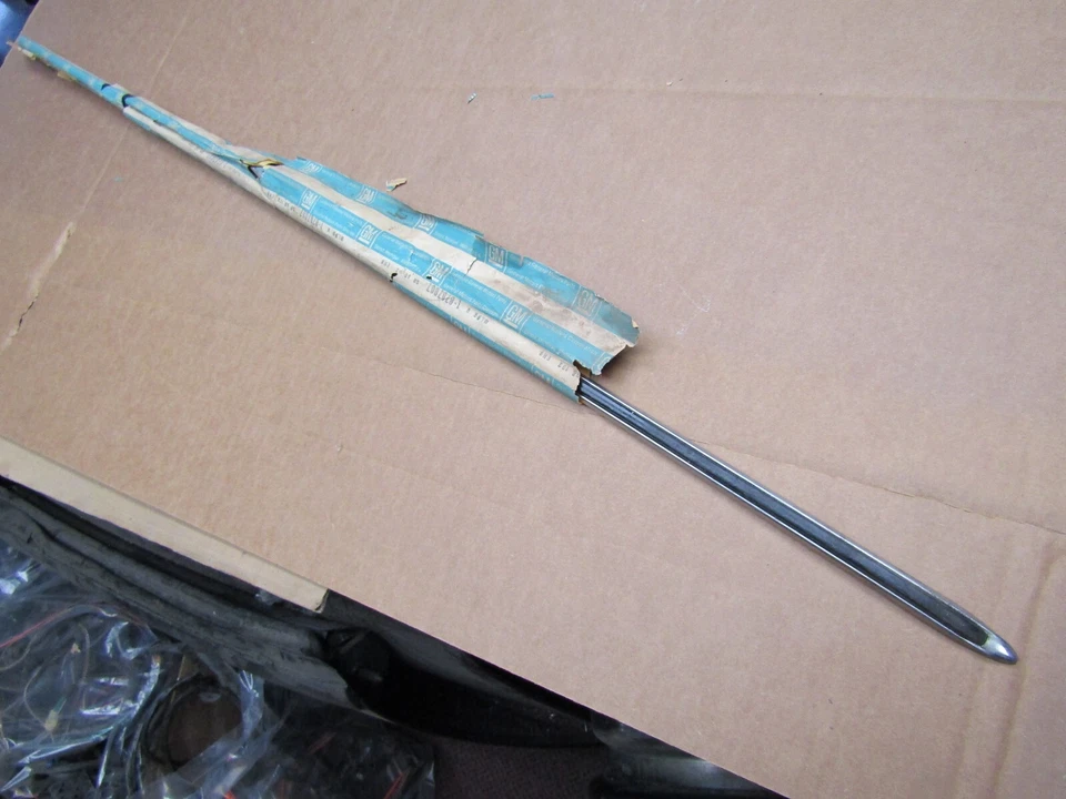 Chevrolet Vega 1973 panel exterior guardabarros delantero moldura superior nuevo como nuevo GM# 8707807 Foto 3 de 4