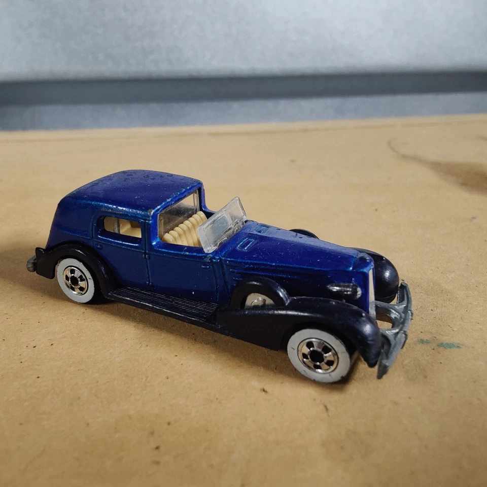 Hot Wheels '35 Classic Caddy Cadillac 1981 Azul & Bugatti '37 1980 Azul - Imagem 3 de 4