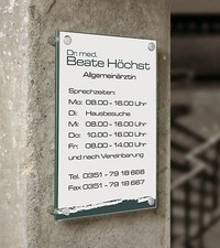 Praxisschild  Acrylschild  Beschilderung  Büroschild  Firmenschild