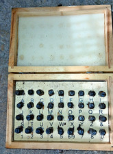 BUCHSTABEN ZAHLEN STANZER SET IN HOLZ PRÄSENTATIONSKOFFER -KOMPLETTSET- ~ POST MIT VERFOLGUNG