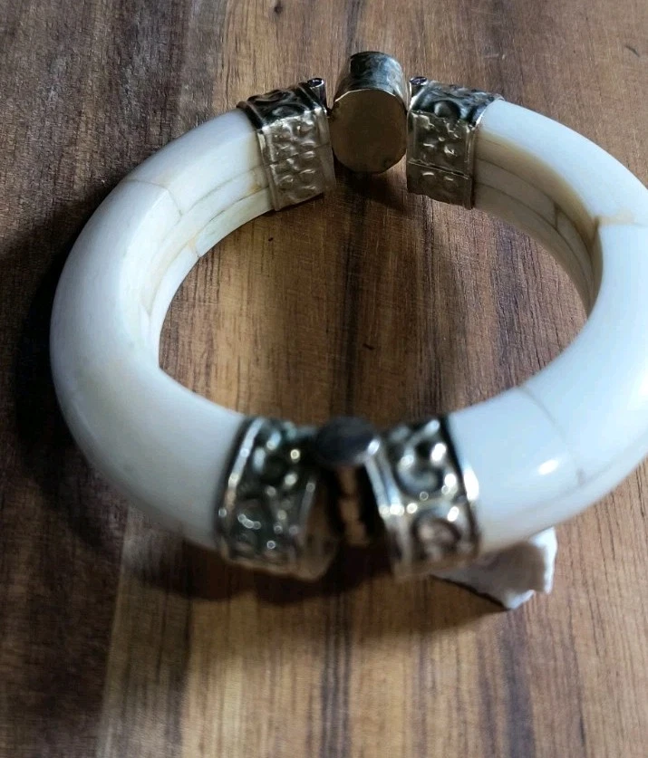 Brazalete de hueso artesanal vintage estilo pirata ecléctico hecho a mano 7,5" Foto 2 de 4