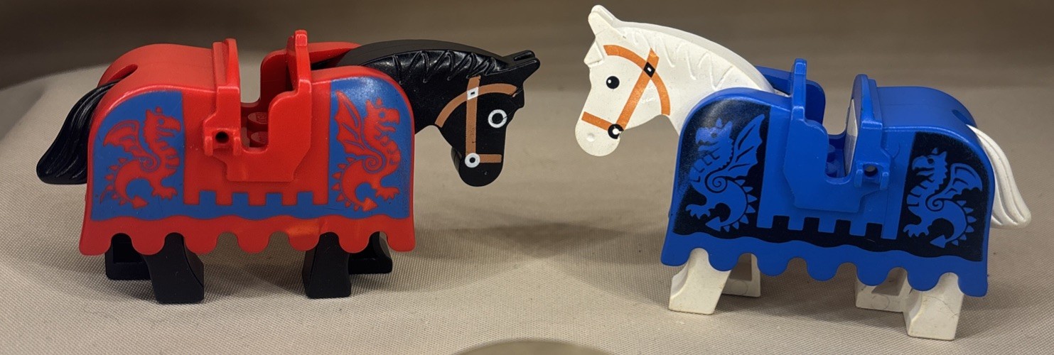 2xLego 2490px2 2490pb02 Horse Barding Ruffled Edge with Dragons (Black knight)