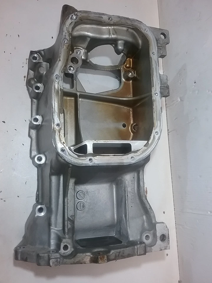 Toyota Prius 2010-2015 cárter de aceite de motor superior 2ZRFE híbrido 1,8 L 4 cilindros Foto 3 de 4