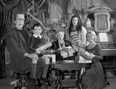 The Munsters Unsigned photo - Fred Gwynne, Al Lewis and Yvonne De Carlo *34