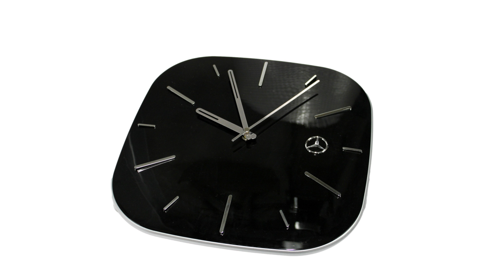 Horloge murale Mercedes luxe au design chic en verre noir et acier brossé pour bureau élégant