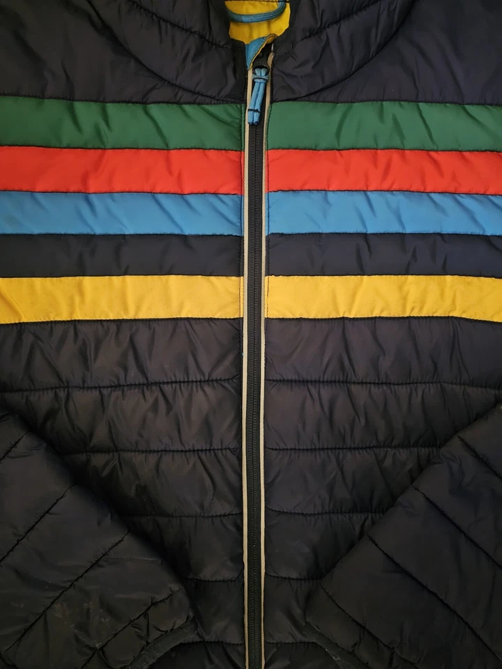 Jaqueta acolchoada Boden infantil cor arco-íris tamanho 13 anos a 14 anos. Azul grande - Imagem 2 de 3