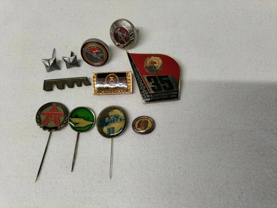 Set DDR 10 Anstecknadeln Pins Flagge Kampfgruppen Bahnhof Leipzig usw. gebraucht - Bild 1 von 1
