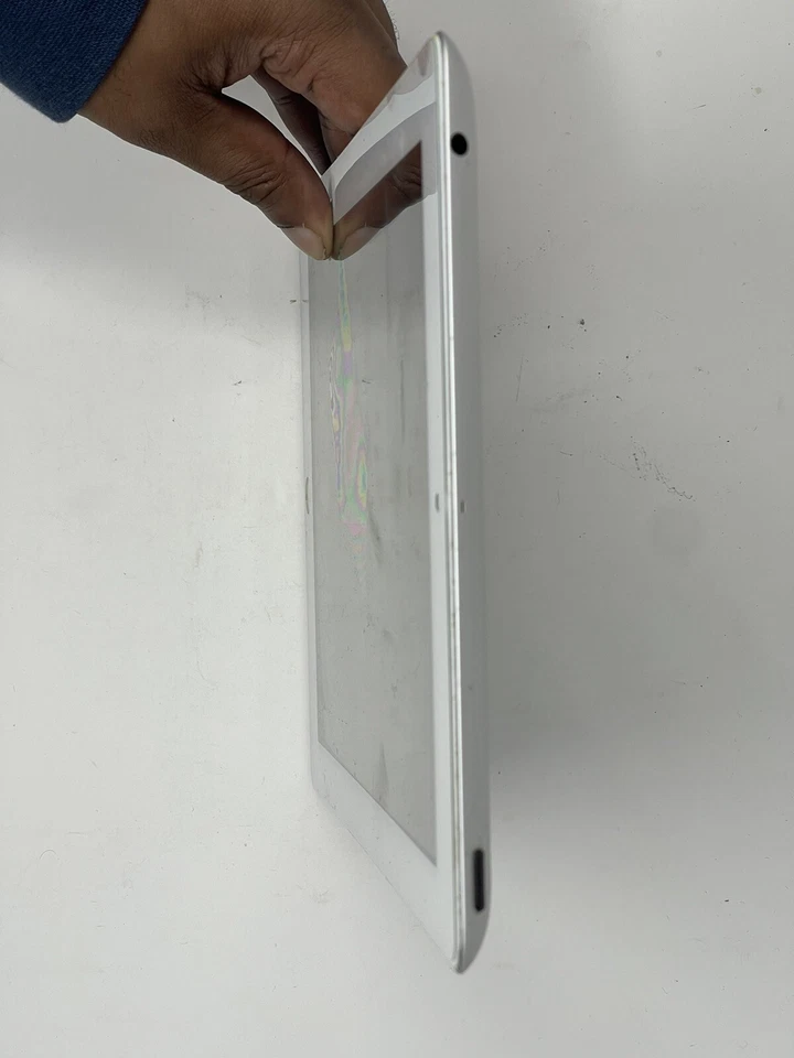 Apple iPad 3rd Generation 16GB 9.7in Display Wi-Fi Functional Condition Silver - Image 4 of 4