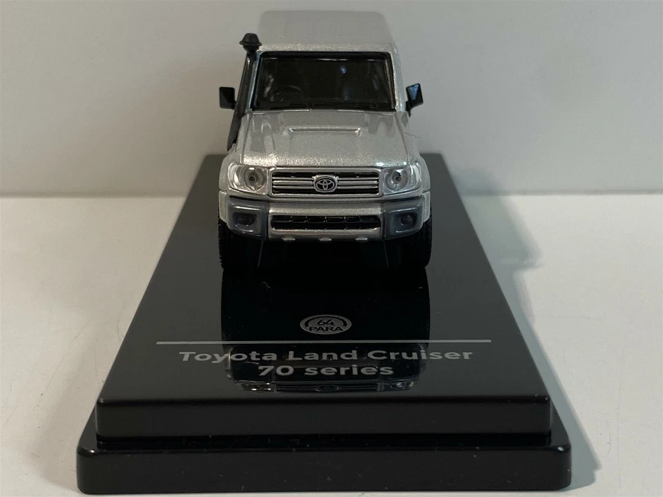 Toyota Land Cruiser 76 Plata Perla 1:64 Escala Paragon 65312R - Imagen 3 de 4