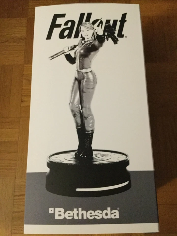 Fallout Modern Icons #7 Vault Girl 9'' Statue by Thinkgeek - Image 2 of 4