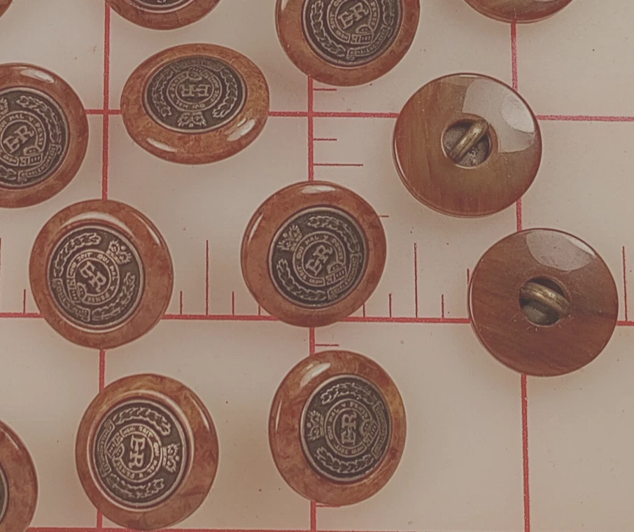 10 botones de vástago vintage borde marrón claro grabado centro de metal 3/4" Europa Foto 3 de 4