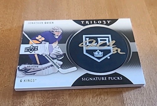 2013-14 Upper Deck Trilogy Signature Pucks #SPJQ Jonathan Quick AUTO - Picture 6 of 10