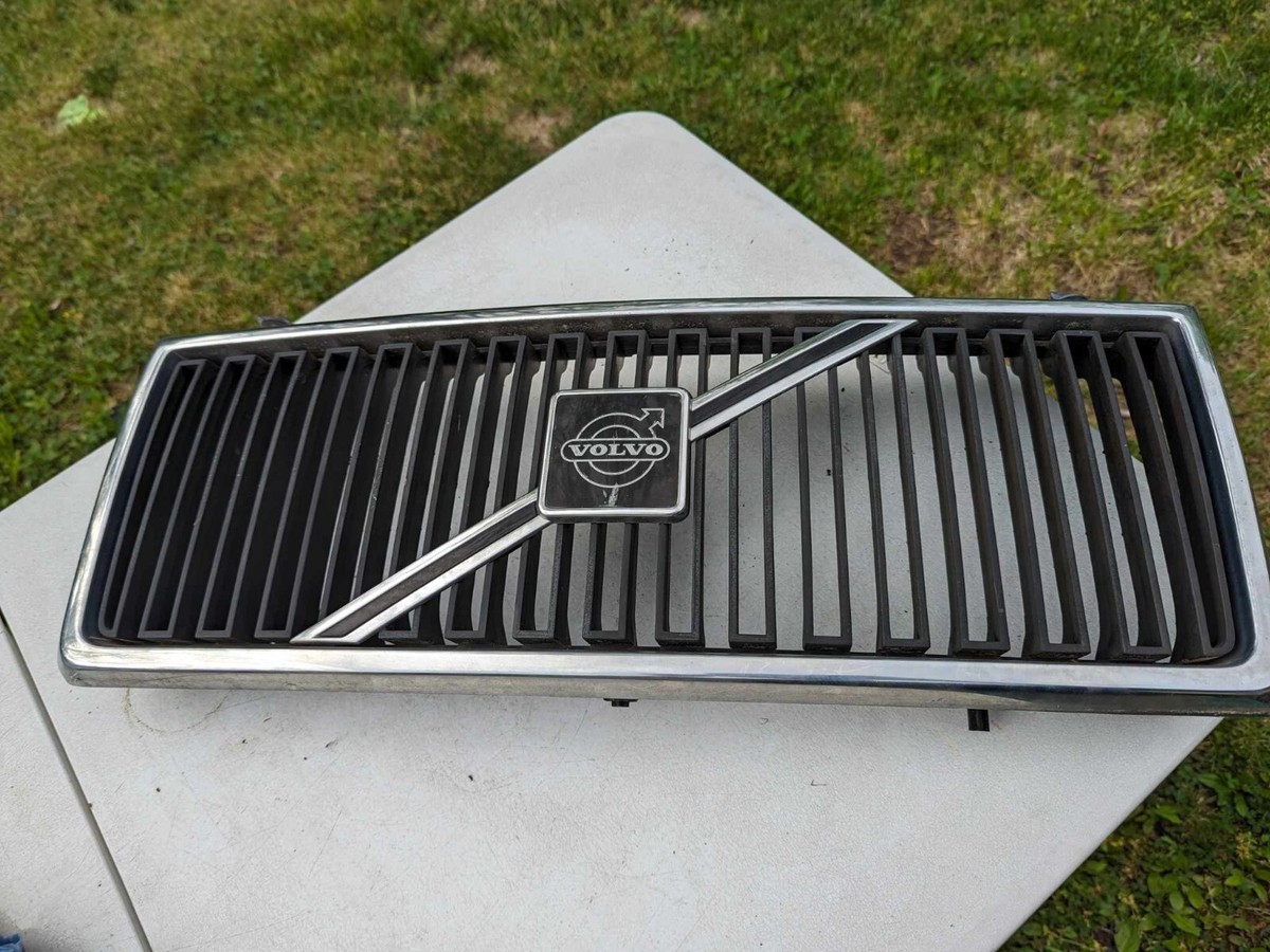 ボルボ　240 フロントグリル Volvo 240 Car OEM Original Grill Grille Chrome 86 87 88 89