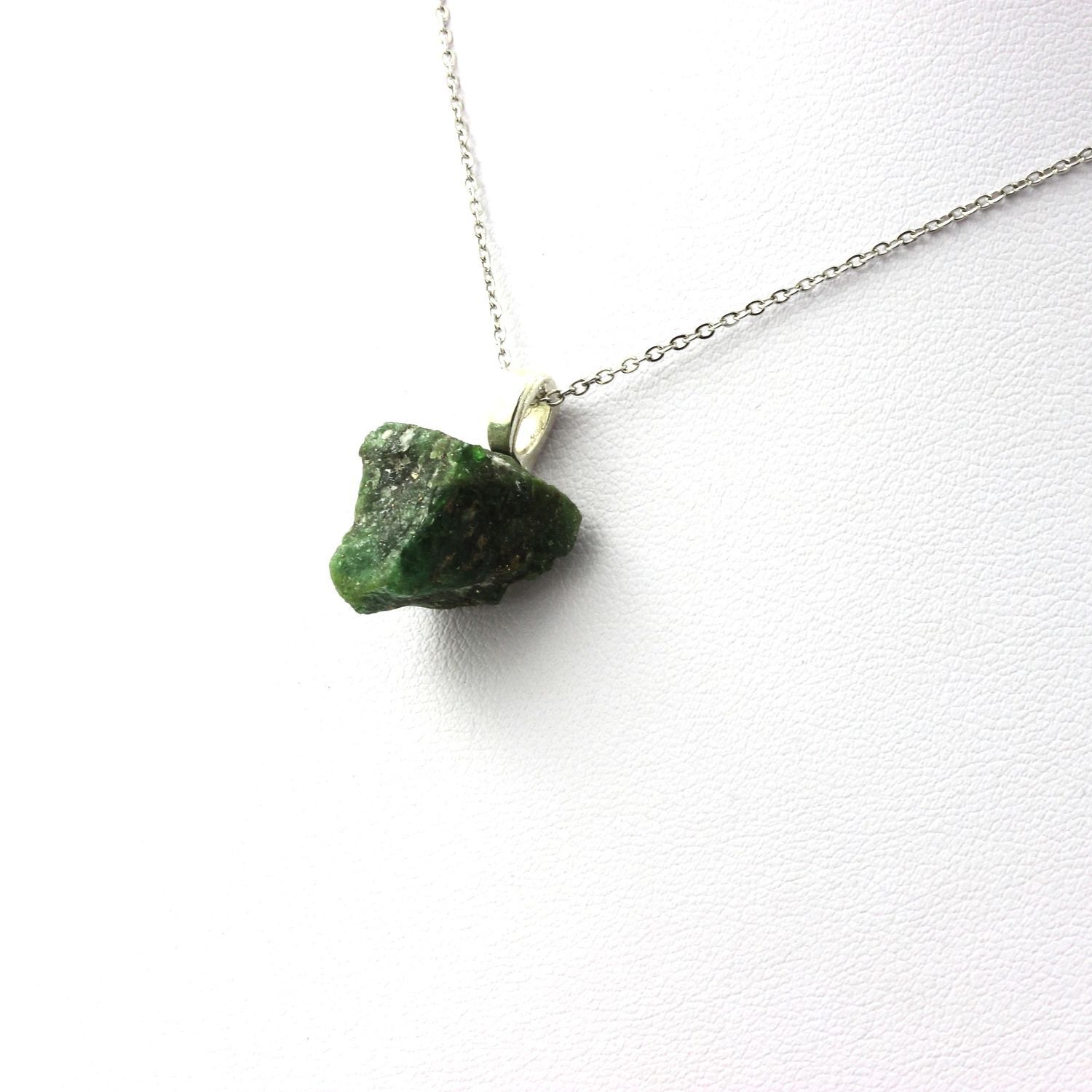 Collier grenat tsavorite Manyar 25.79 ct contre les bijoux ternes : optez pour la pierre brute