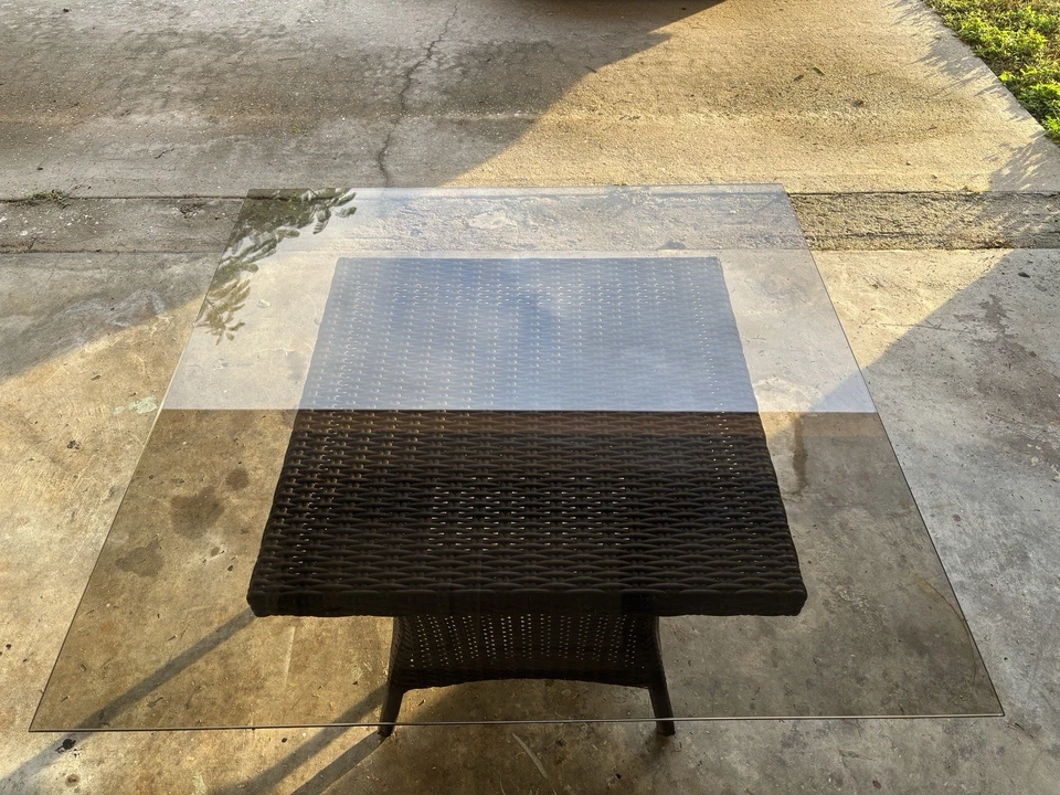 Mesa auxiliar cuadrada de mimbre marrón Hampton Bay para patio al aire libre con tapa de vidrio Foto 3 de 4