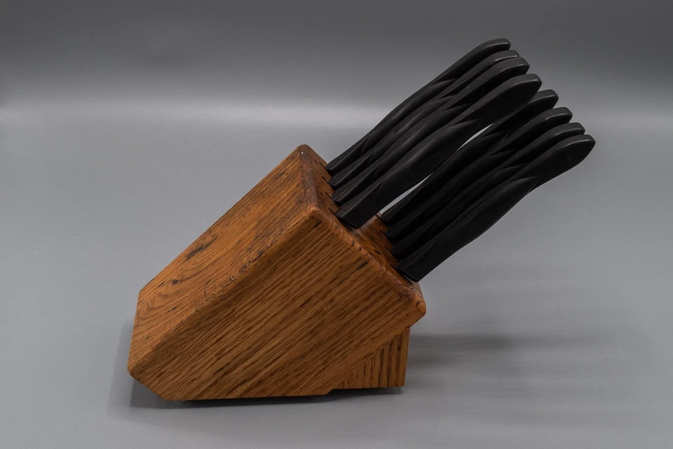 Cuchillos de mesa individuales para carne dentada Cutco #1759 - 8 3/8" - Juego de 8 en bloque Foto 2 de 4