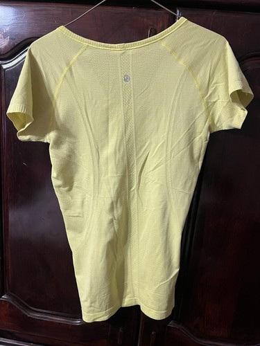 lululemon Run Swiftly Tech V Neck Short Sleeve Women's Top Size 8 Yellow - Picture 2 of 5
