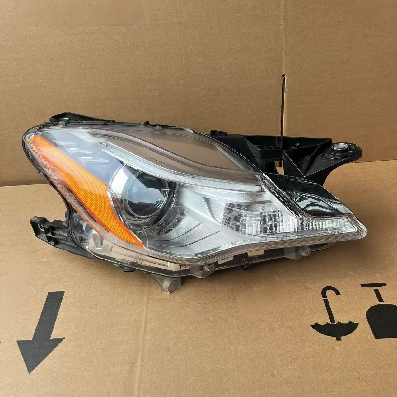 Maserati Quattroporte Right Xenon HID Headlight Lamp 2014-2017 670001625