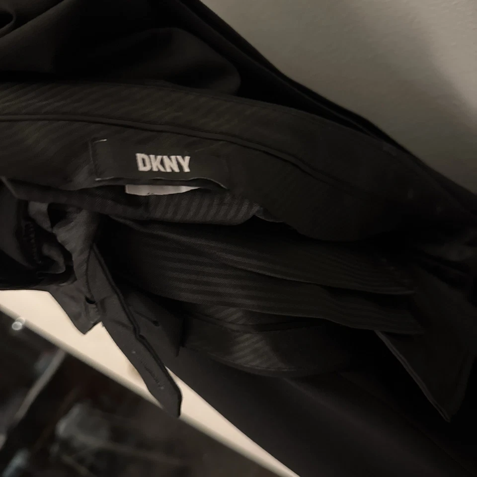 Calça Jaqueta Elástica Masculina DKNY Preta Ajuste Moderno Terno 2 Peças Tamanho 44R 38W 32L - Imagem 2 de 4