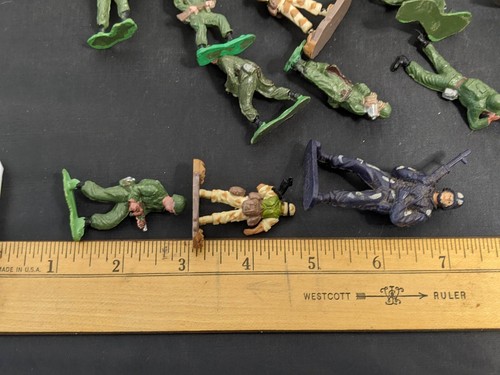 Vintage Play Set Small Green Hand Painted Soldiers - Picture 2 of 14