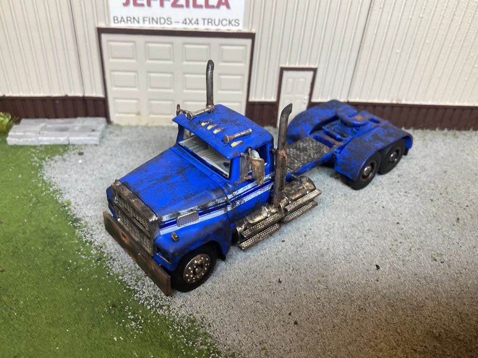 Camión semi tractor Ford LTL-9000 1/64 diecast oxidado desgastado granero encontrar DCP Foto 3 de 4