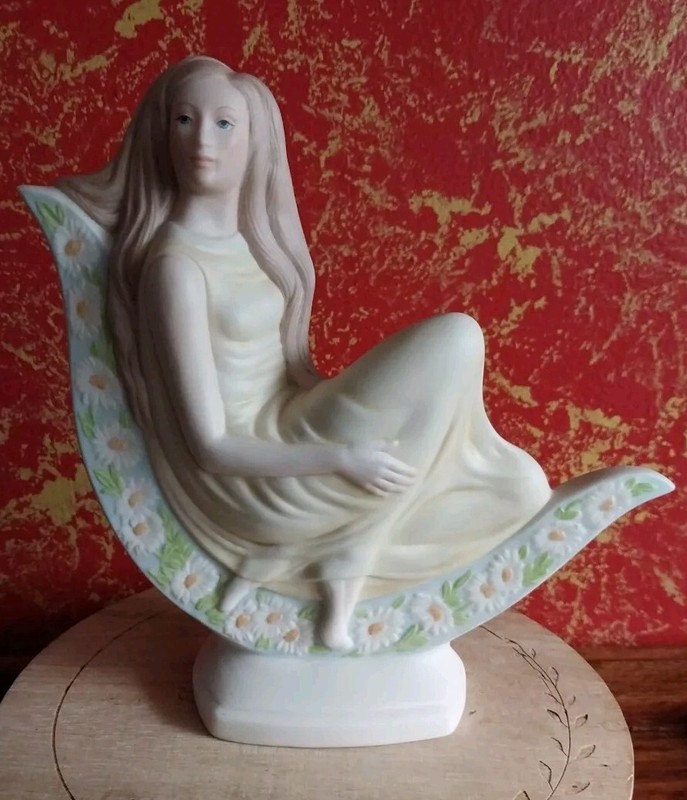Vintage 1979 Signed L. Ispanky Limited Edition GOEBEL USA Awakening 8" Figurine