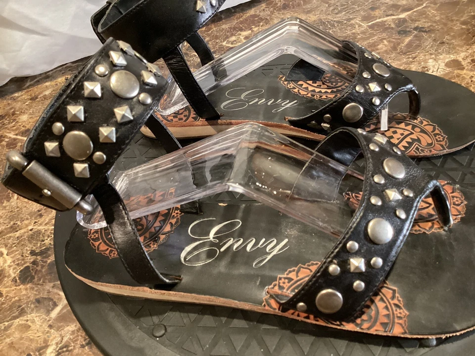 Sandalias planas para mujer Envy de cuero con tachuelas talla 8 Foto 4 de 4