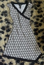 Women’s Y2K Black And White Geometric Pattern Bodycon V Neck Short Sleeve Dress