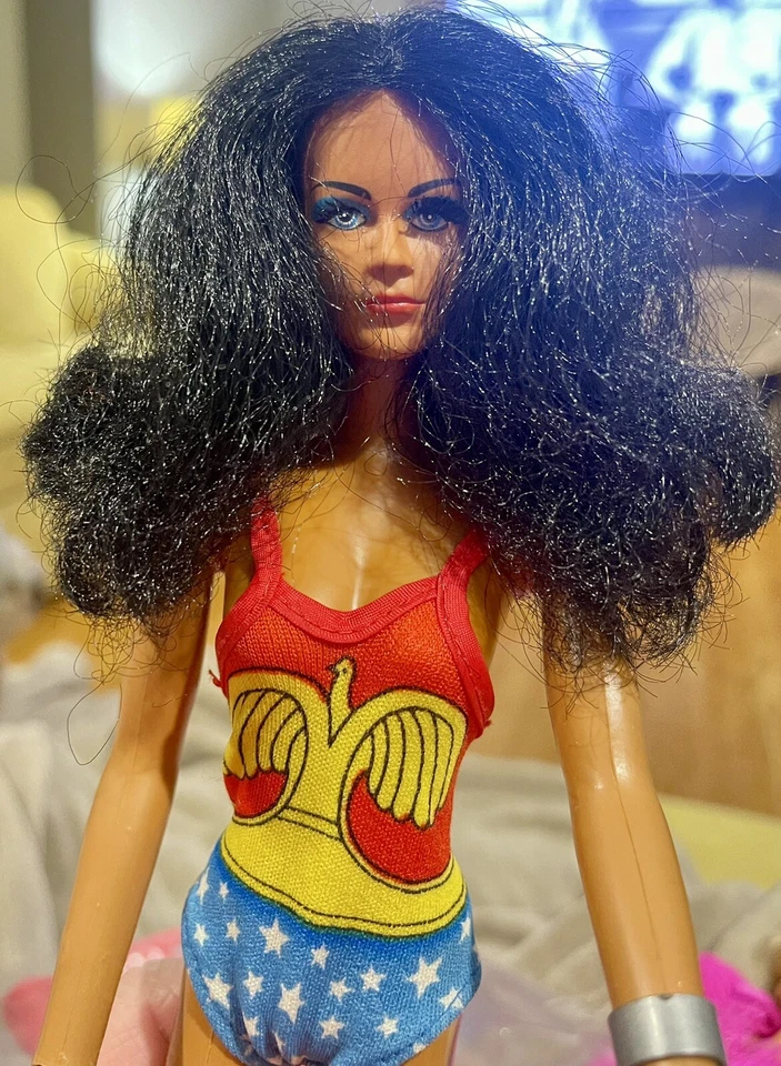 Muñeca de colección Mego 1976 WONDER WOMAN FLY AWAY ACTION con trajes originales Foto 2 de 4