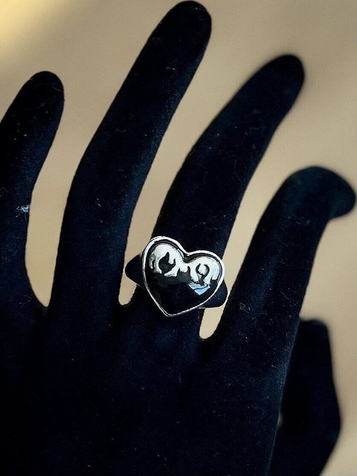 Anillo Gótico/Punk Corazones Negros En Tono Plata Talla 6.5 Foto 4 de 4