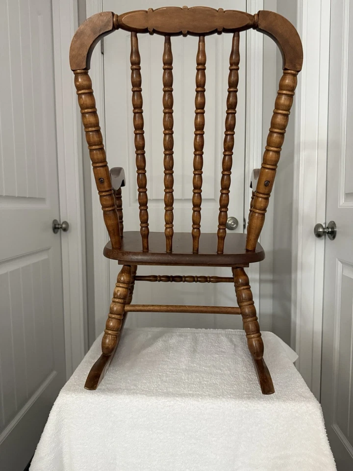 SOLO RECOGIDA LOCAL desde Santa Claus, IN. Mecedora infantil de madera Oak Hill Foto 3 de 4
