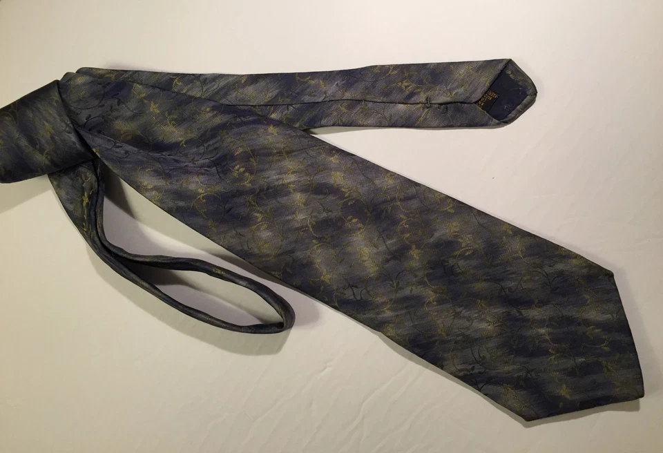 Corbata de seda Bugatchi Uomo Italia, 4" X 59", gris con patrón silenciado dorado Foto 3 de 4