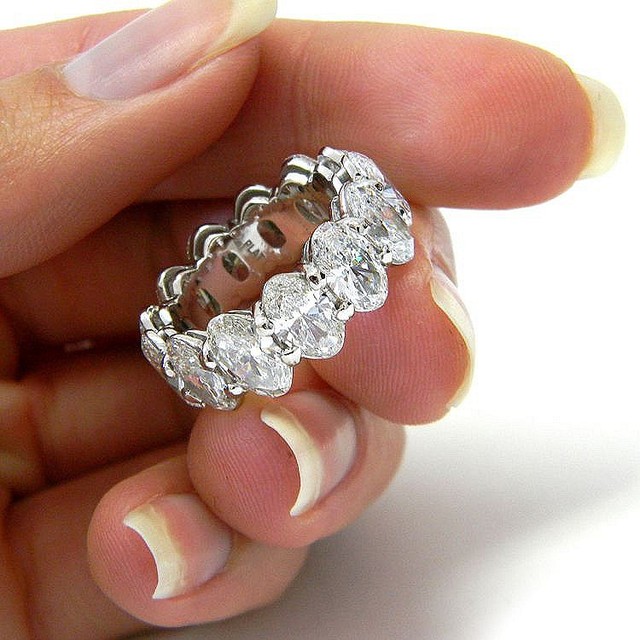 Stunning 4.00 Ct. Oval Cut Shared Prong Diamond Eternity Ring 18k G