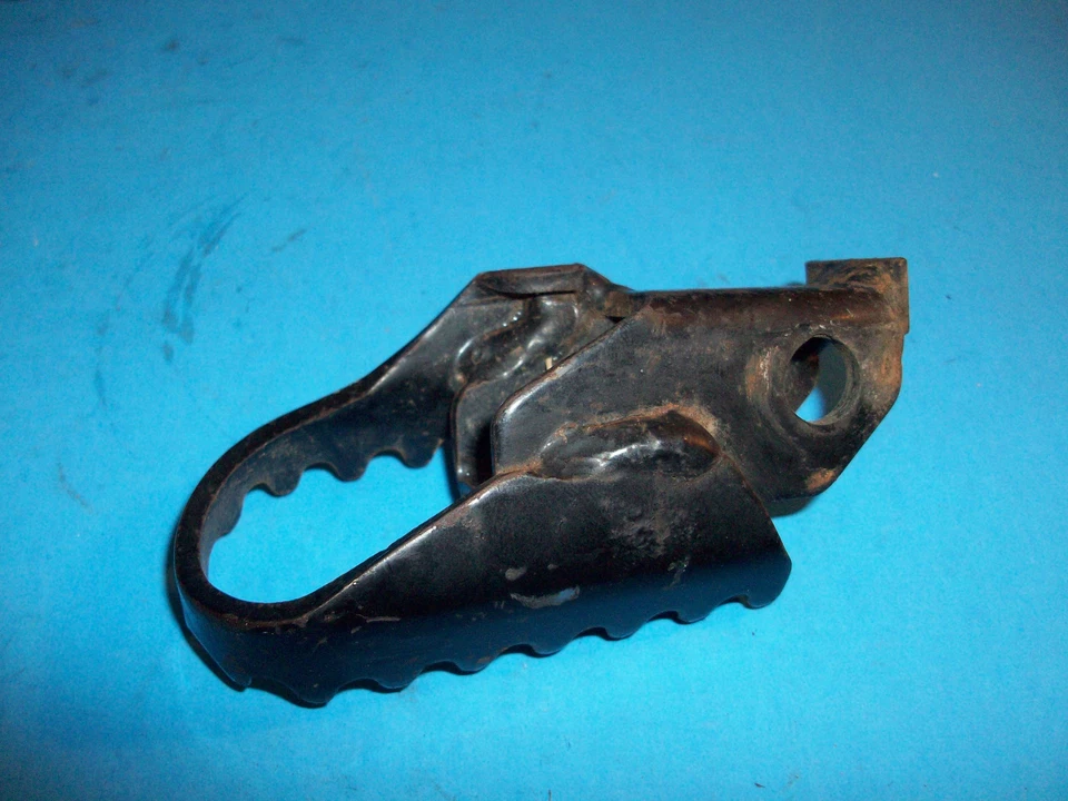 SUZUKI DR 250 350 650 SE RH FOOT REST PEG 90 91 92 93 94 95 96 97 98 99 00 - Image 2 of 4