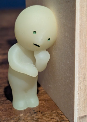 Smiski Living Serie - Smiski Thinking - ohne Box - Glow In The Dark
