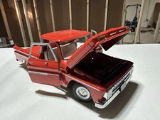 Sun Star 1965 Chevrolet C-10 Metal Die Cast 1:18 Scale Pickup Truck Model Car