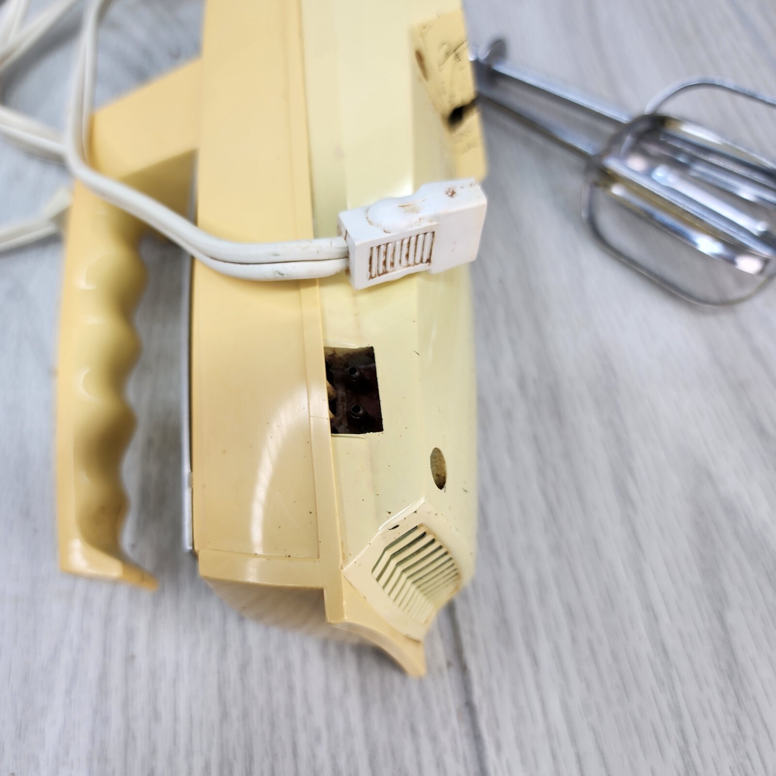 Vtg 1960s–70s Sunbeam Mixmaster Hand Held Mixer Yellow Model HMO-1 Tested Works