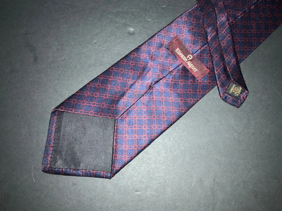 Corbata vintage Etienne Aigner PARA HOMBRES azul medianoche rojo geométrica 3,75”x57” seda usada Foto 4 de 4