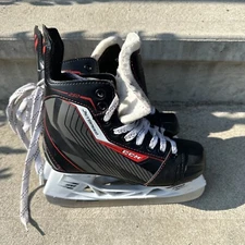 CCM Jetspeed 250  Ice Hockey Skates Red And Black Size US 3 youth, excellent