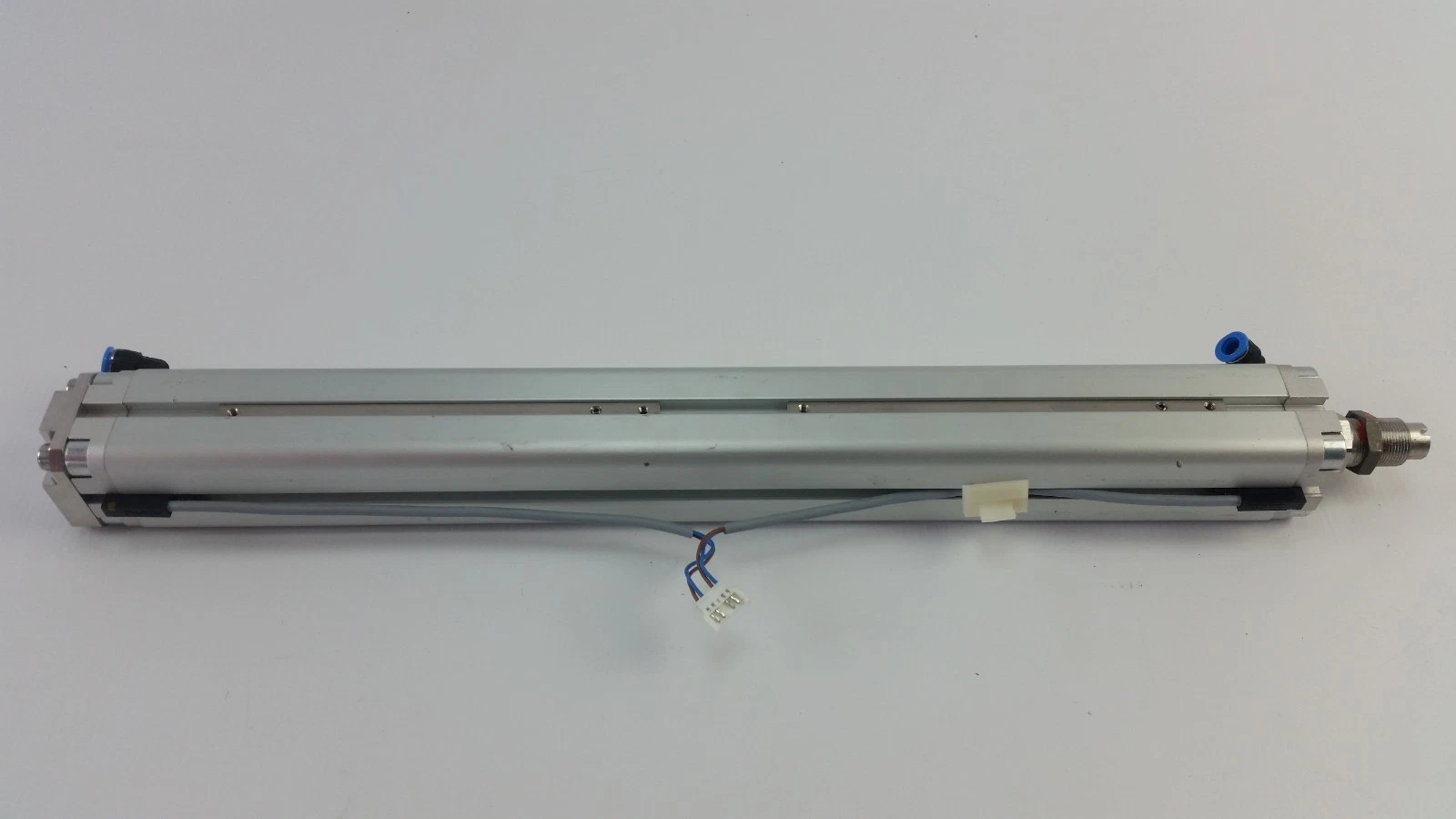 Full length of the Festo ADVU-25-350-PA cylinder with sensor cables