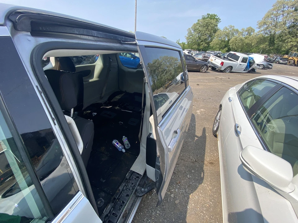 Used Rear Left Door Assembly Rear Side fits: 2017 Chrysler Pacifica movable glas Foto 4 de 4