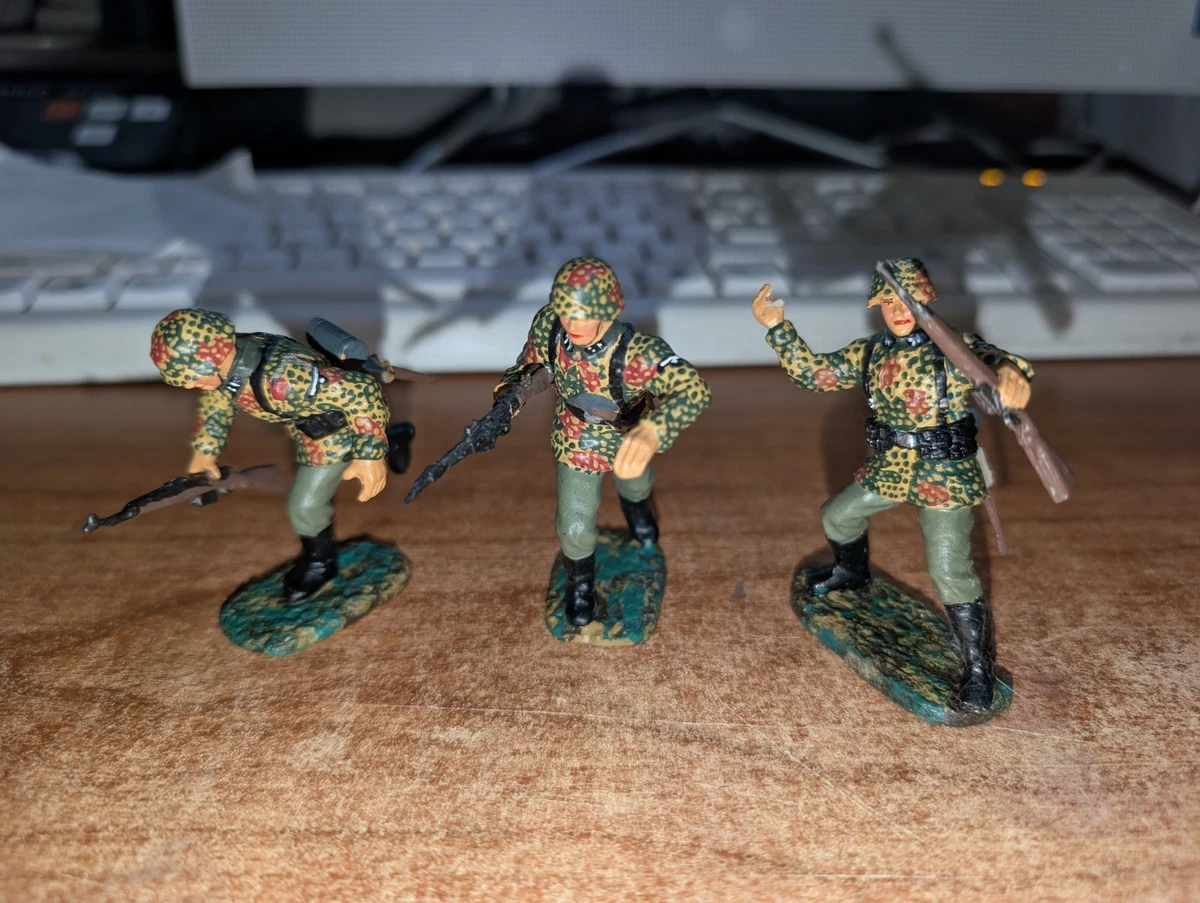 LINEOL /ELASTOLIN . LINEOL German historical fig in green uniform saluting EUR 399,00 - FR