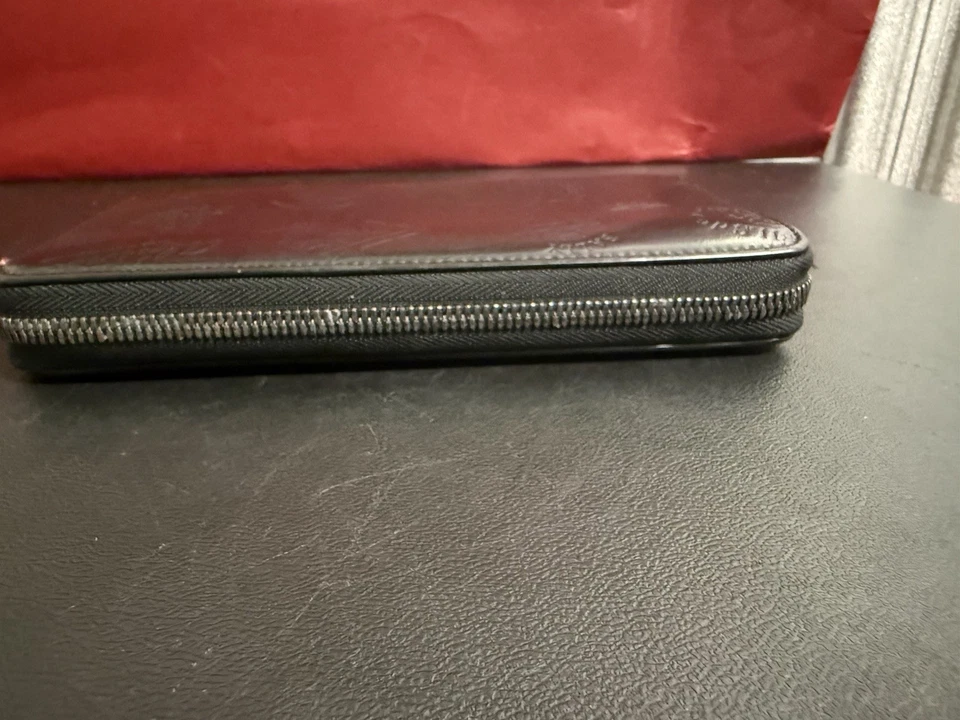 Cartera Bally Suiza Cremallera Alrededor Negra 7x4 Grande Logo Cuero Acolchado $645 Foto 3 de 4