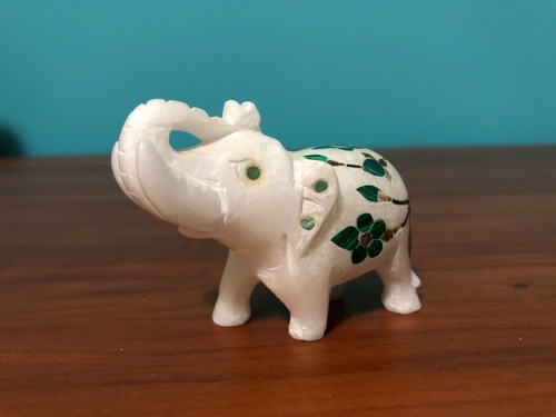 Antigua estatuilla curva "elefante cargando" rara de mármol blanco con incrustaciones de esmeralda