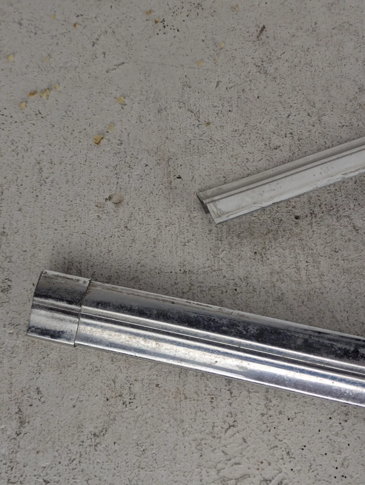 Mercedes Front Windshield Lower Chrome Trim Pair L&R OEM W108 250SE 280S 1967 Foto 2 de 4