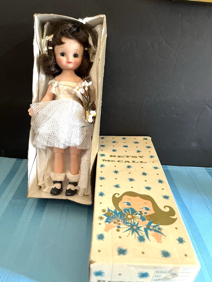 Muñeca Betsy McCall (NUEVA EN CAJA) American Miniature Corp 8" de colección, pelo marrón con lazos y flores Foto 2 de 4